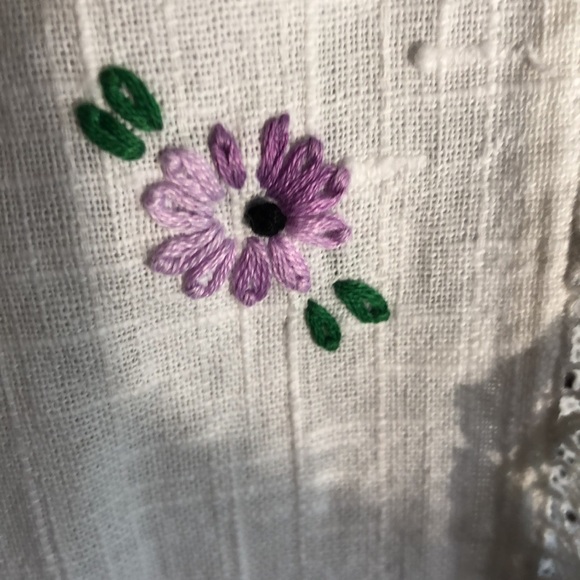 Scarf, Bureau/Hand embroidered baskets of flowers  Lace trim - Picture 6 of 12